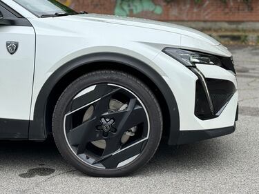 Peugeot 408 Hybrid 225: guarda la gallery del crossover francese (anche) plug-in 5