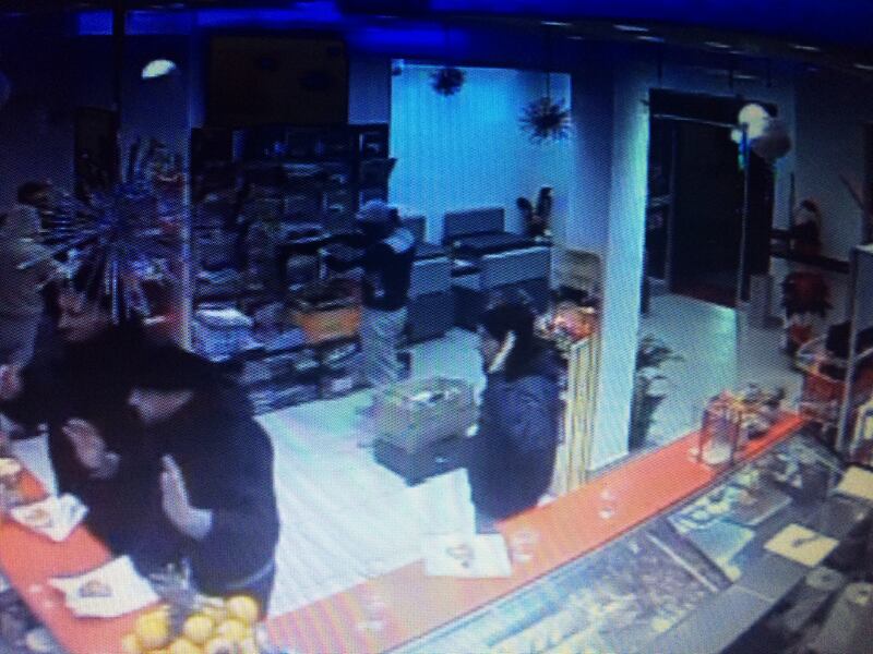 "Troppe rapine, costretti a chiudere il bar di notte": i banditi in azione 3