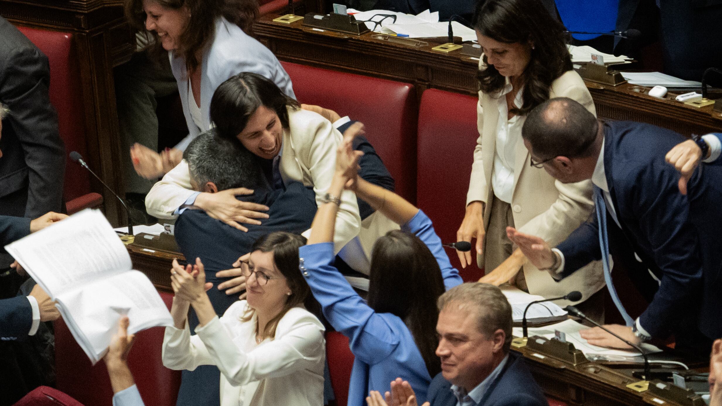 Il risveglio delle opposizioni al grido "elezioni, elezioni". "La premier salga al Colle"