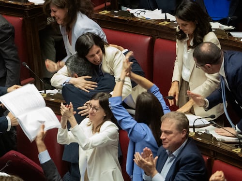 Il risveglio delle opposizioni al grido "elezioni, elezioni". "La premier salga al Colle"