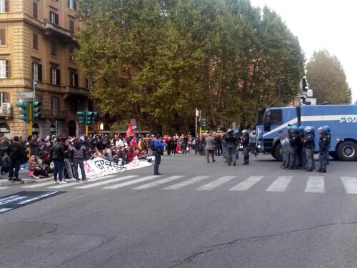 Roma, tafferugli tra manifestanti e polizia