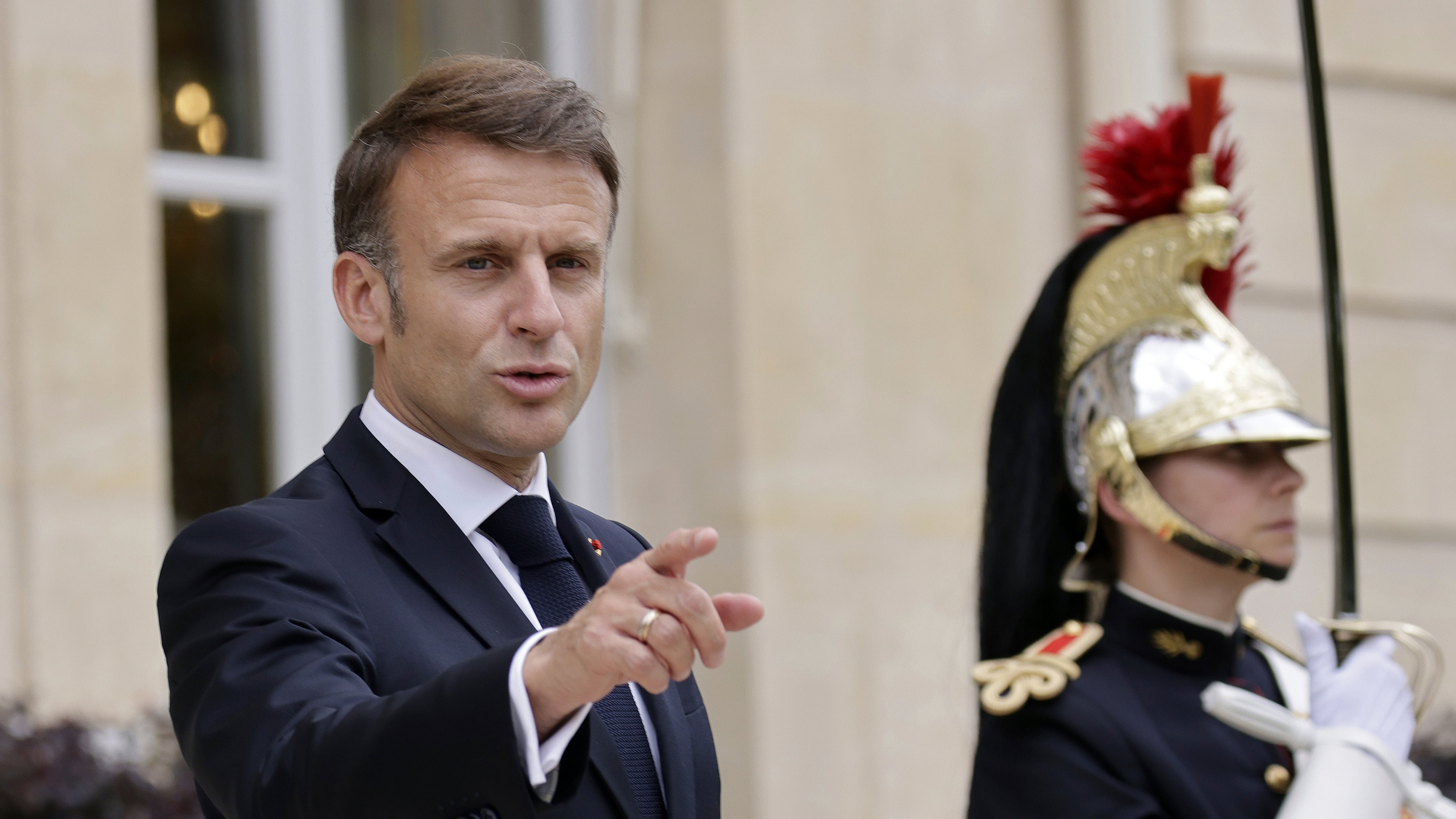 "Colpo di Stato amministrativo". "Mantenere misura". Si infiamma lo scontro Macron-Le Pen