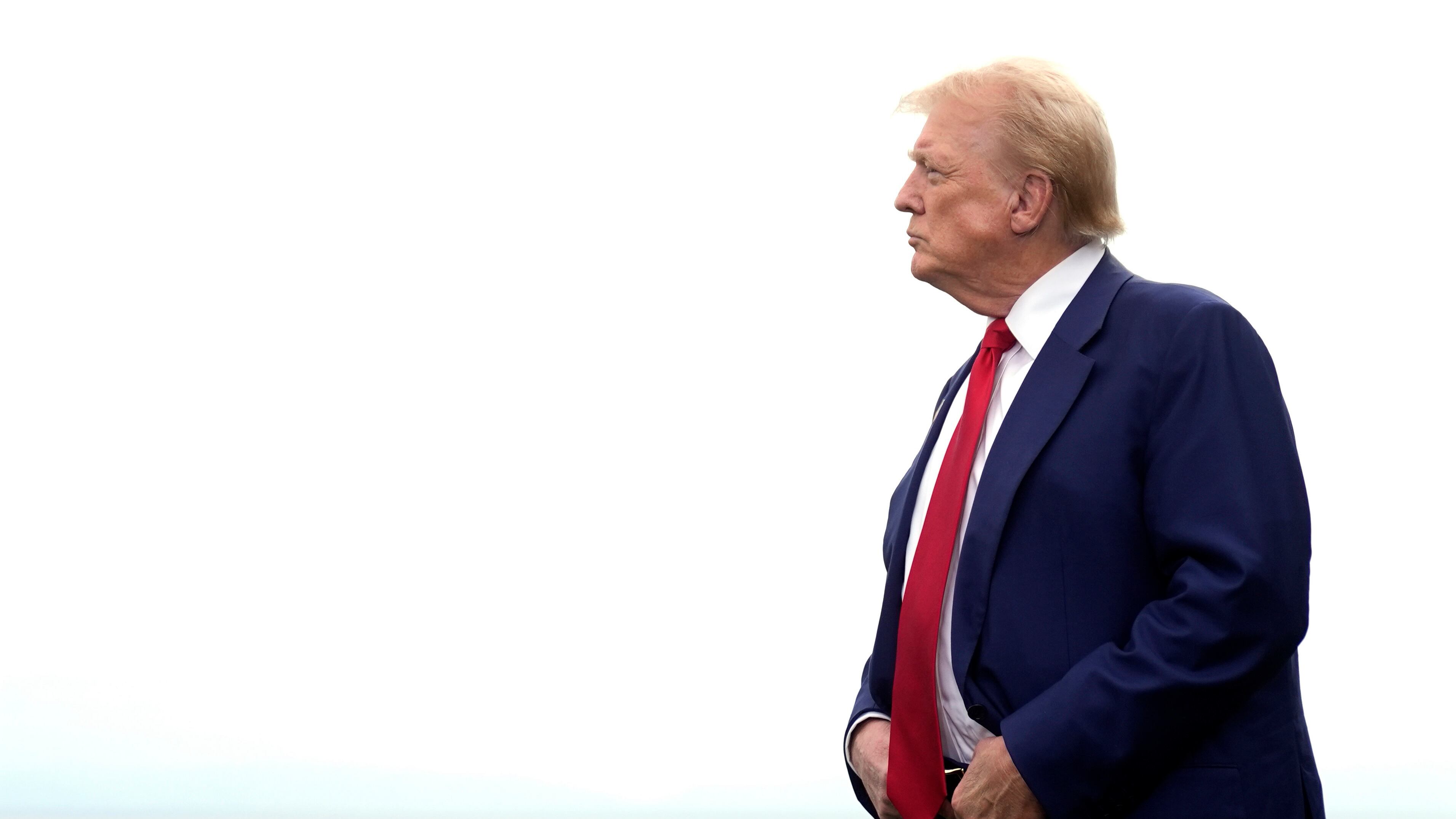 Spari vicino a Trump: "Sto bene, non mi arrendo". Fermato un uomo, voleva uccidere il tycoon