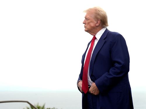 Spari vicino a Trump: "Sto bene, non mi arrendo". Fermato un uomo, voleva uccidere il tycoon