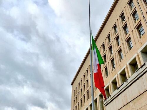 Foibe, bandiera a mezz'asta alla Farnesina in ricordo delle vittime