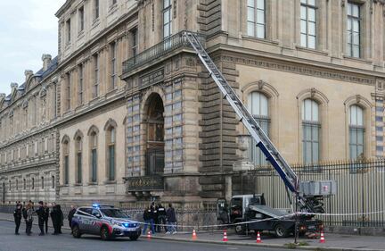 Ecco il montacarichi usato dai ladri per la rapina al Louvre: guarda le foto  1