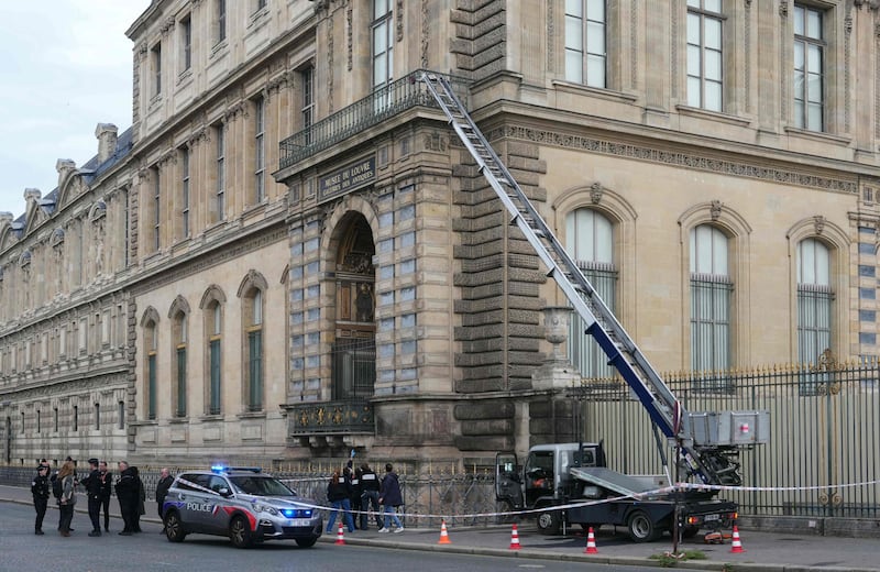 Ecco il montacarichi usato dai ladri per la rapina al Louvre: guarda le foto 1