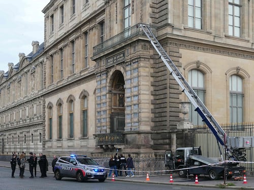Ecco il montacarichi usato dai ladri per la rapina al Louvre: guarda le foto