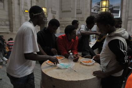 I clandestini bivaccano e mangiano per terra 15