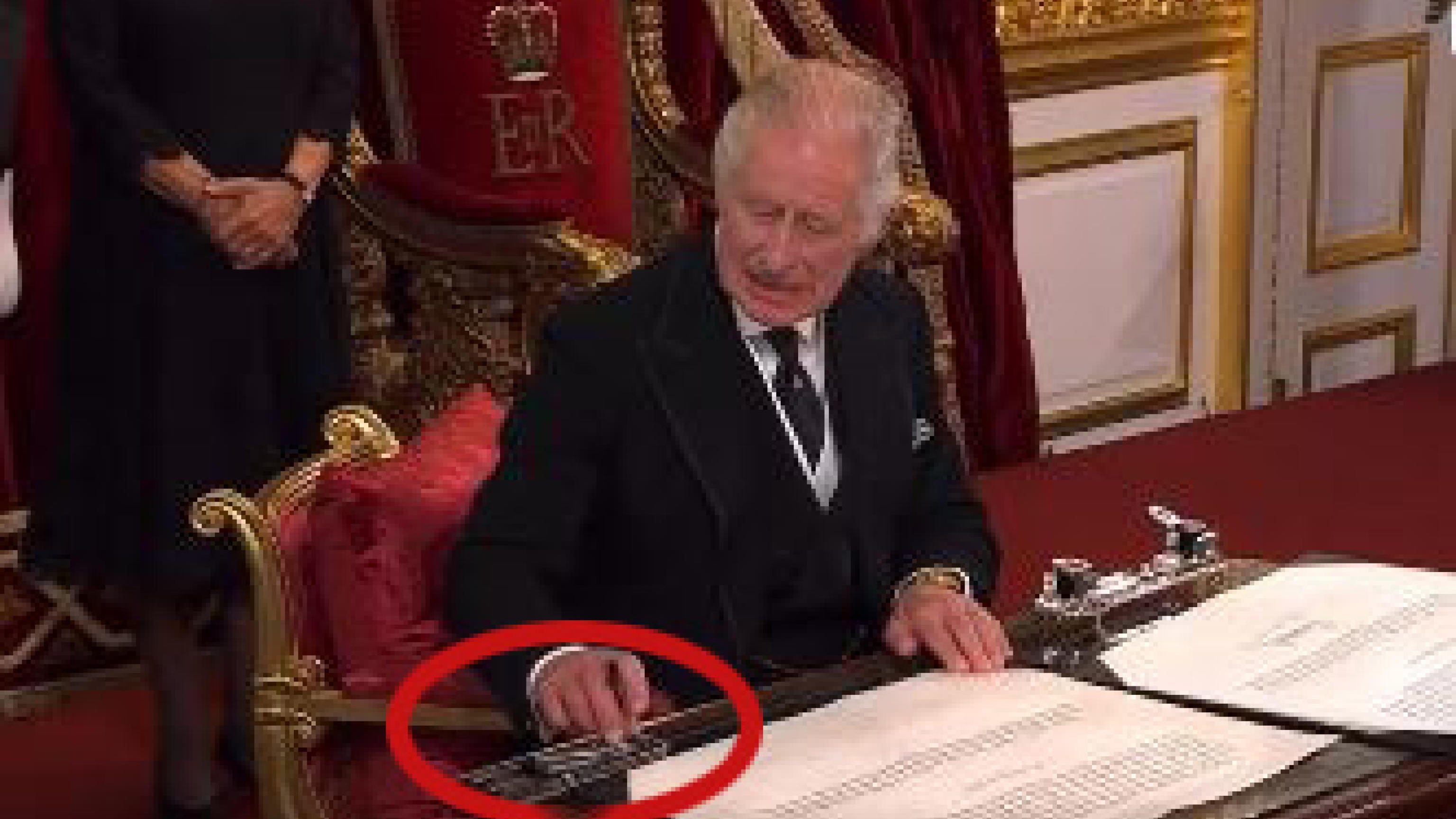 Imprevisto durante la proclamazione: imbarazzo per re Carlo III