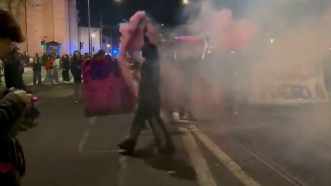 "Le sedi dei Pro Vita si chiudono col fuoco”. Gli slogan choc delle femministe nel corteo dell’8 marzo