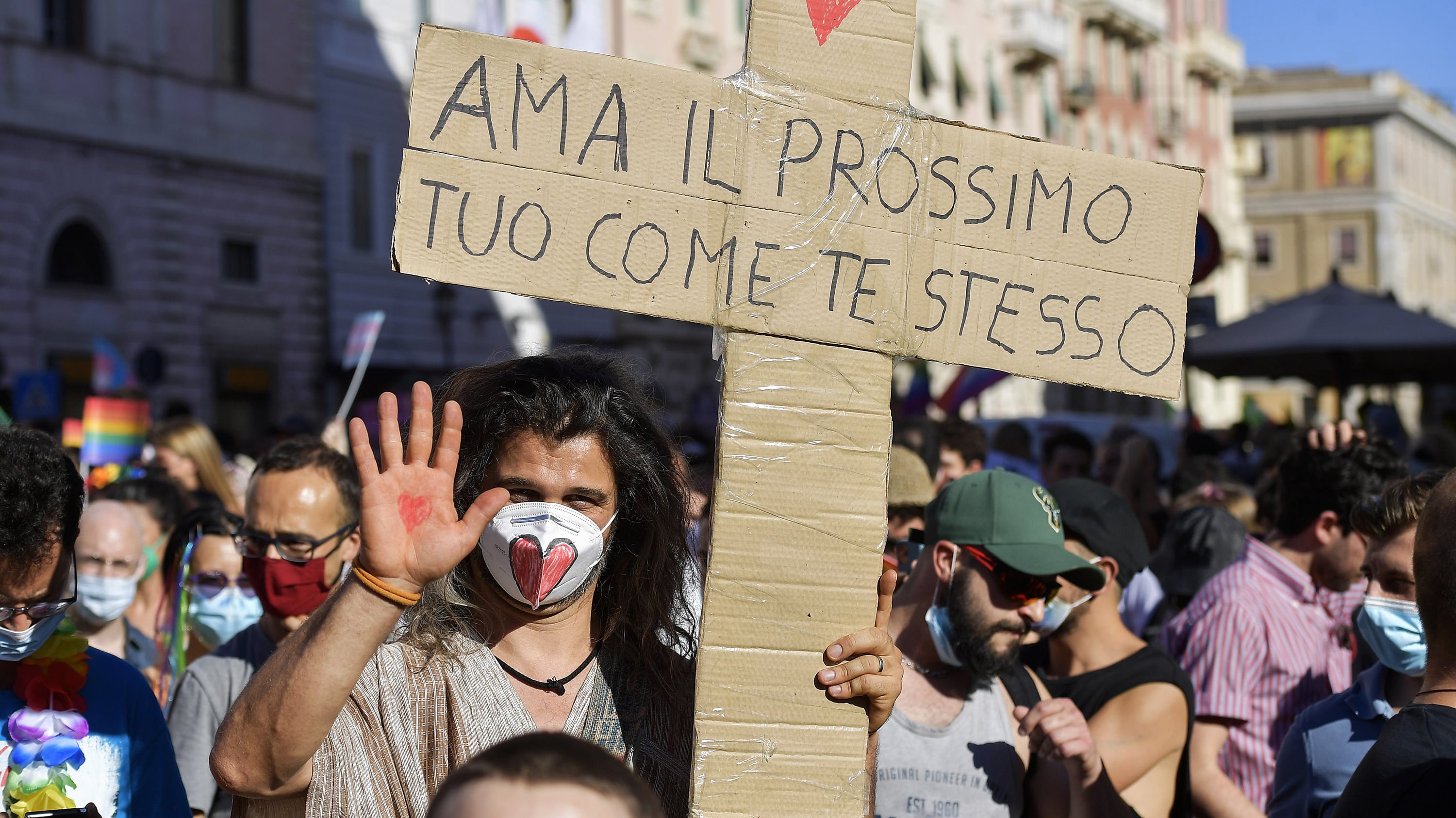 La bestemmia del Gay pride: il Cristo in gonna e tacchi