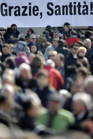 I fedeli abbracciano il Papa 4