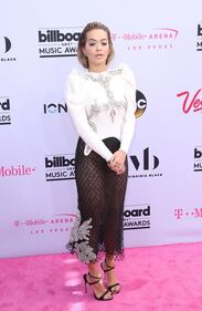Rita Ora osé sul red carpet: gonna trasparente e sotto solo un tanga 8