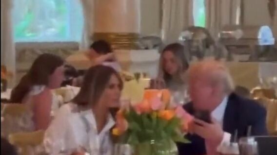 "L'ha implorata". Melania Trump torna in pubblico con il marito Donald