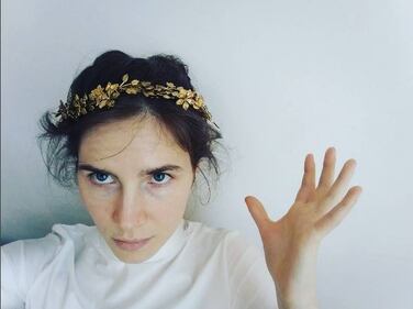 Cappuccetto rosso, gatti e vacanze: la nuova vita di Amanda Knox 14