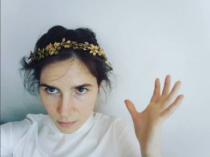 Cappuccetto rosso, gatti e vacanze: la nuova vita di Amanda Knox 14