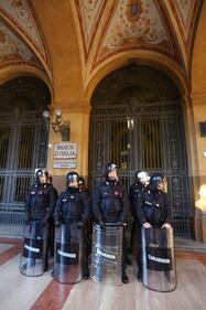 Sciopero: 4 cortei a Bologna. Lancio di letame e uova contro banche e sede Ncd 7