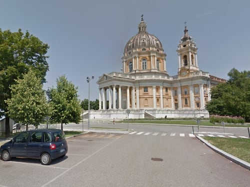 Torino, sinti colti a rubare nelle auto tentano di investire militare