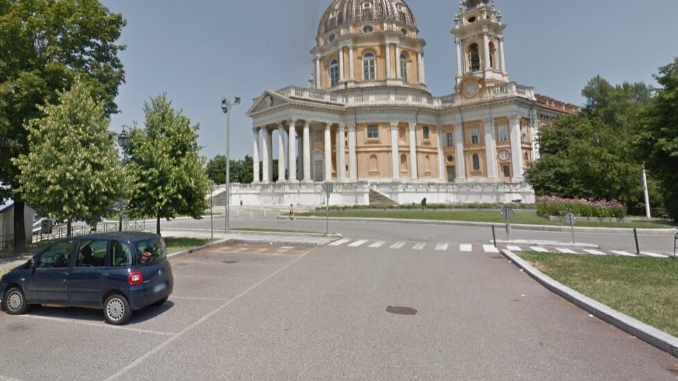 Torino, sinti colti a rubare nelle auto tentano di investire militare