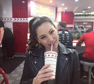 Kelly Brook nella vasca, lato B in evidenza 18