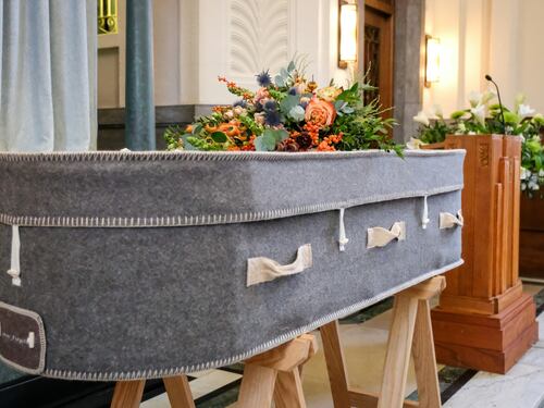 Meglio soli (anche al funerale)