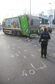 Violento scontro a Milano tra un camion dell'Amsa e un filobus Atm. Un uomo è in gravi condizioni 2