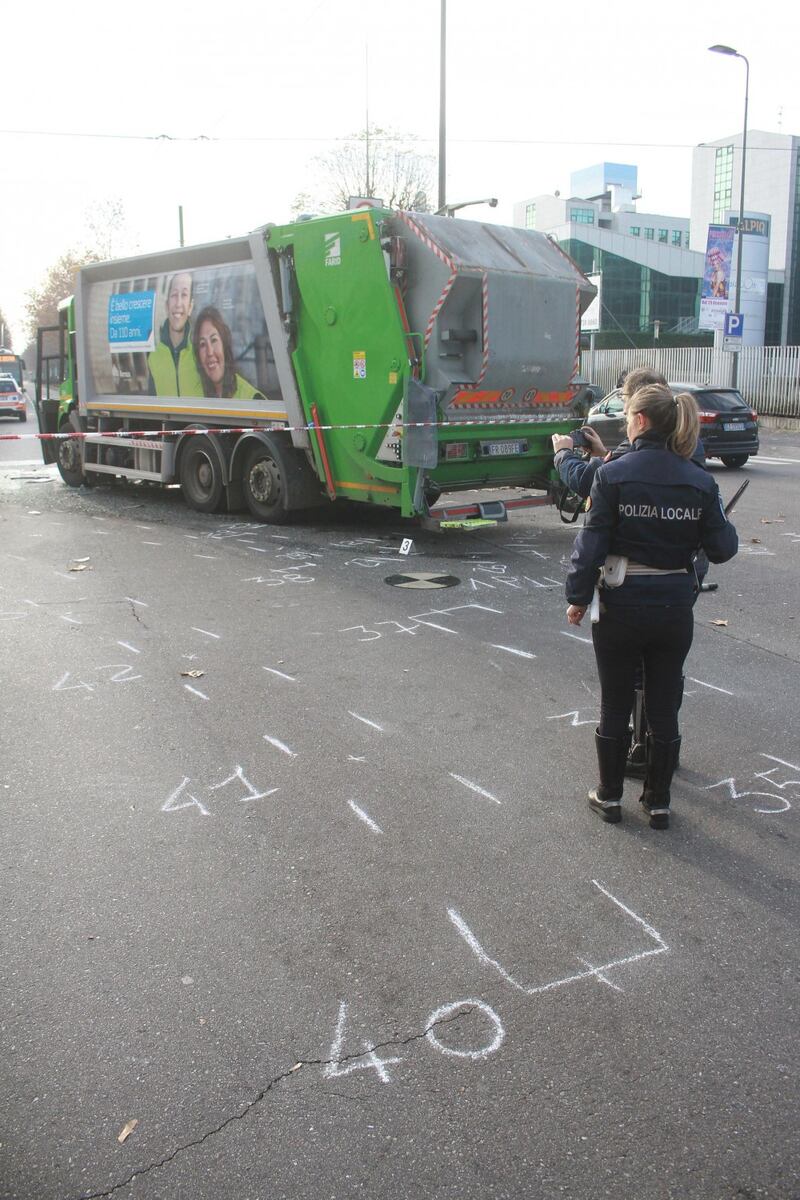 Violento scontro a Milano tra un camion dell'Amsa e un filobus Atm. Un uomo è in gravi condizioni 2
