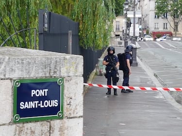 Parigi, aggredito un poliziotto a Notre Dame 3