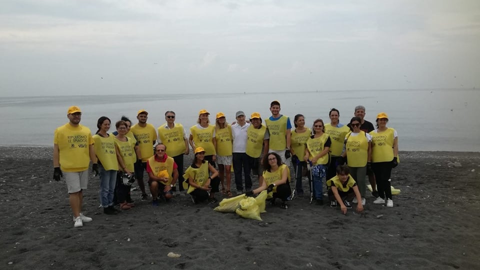 Spiaggia sporca a San Giovanni: la ripuliscono i volontari