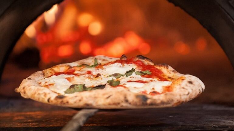 Quando la burocrazia impone di mangiare la pizza scomodamente