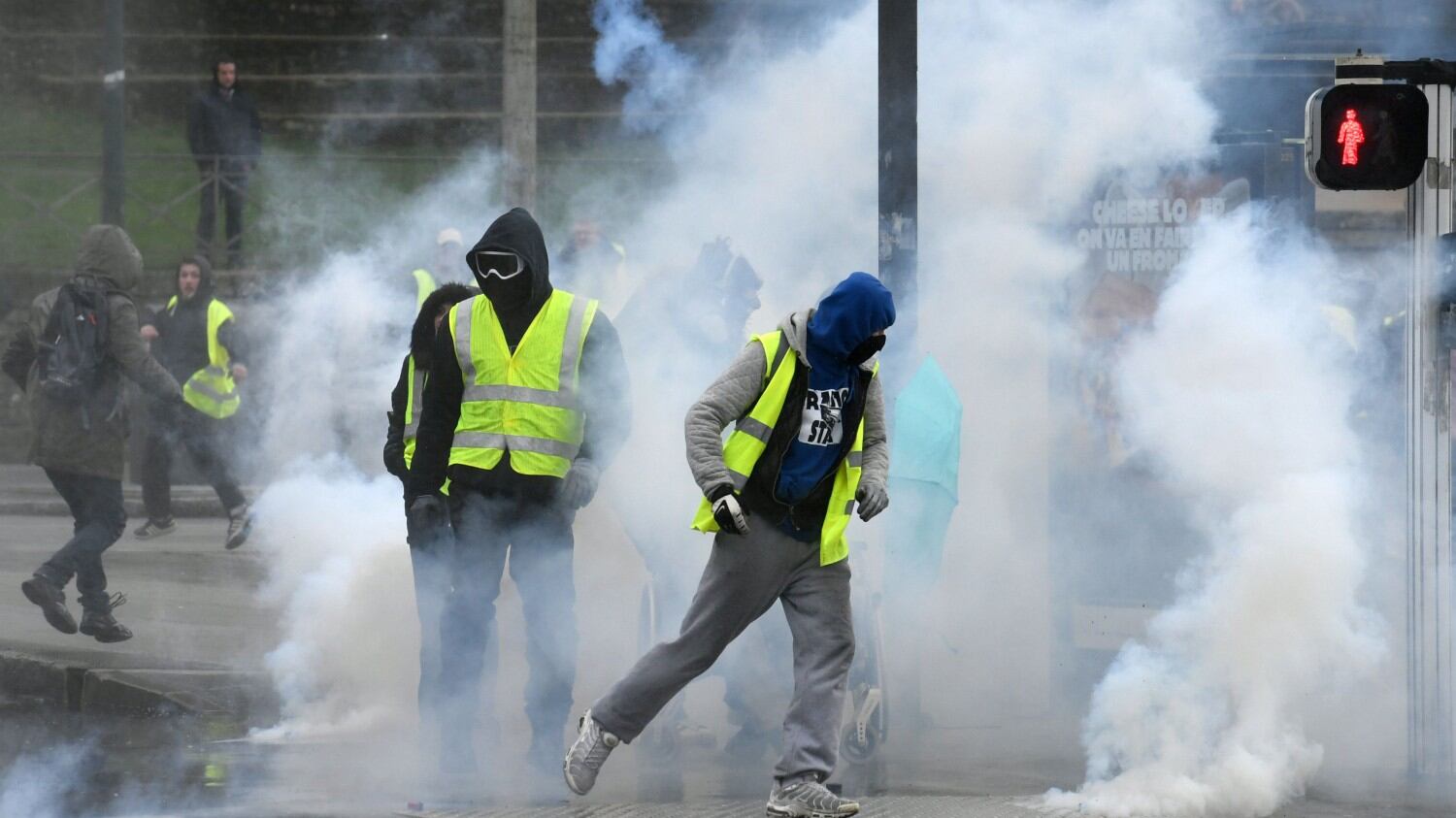 Parigi, gilet gialli contro la polizia: barricate e transenne in fiamme