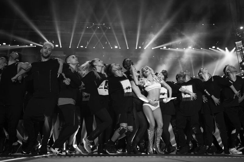 Lady Gaga sexy e glitterata al Super Bowl 25