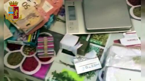 La polizia ha trovato un fortino della droga in una casa a Milano 9