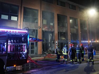Vigili del fuoco a lavoro per spegnere l'incendio in un magazzino cinese a Milano 3