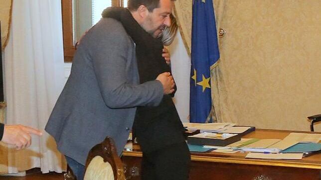 L'abbraccio tra Salvini e la mamma di Pamela Mastropietro