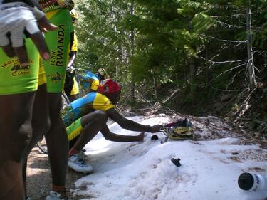 Allenamento con sorpresa: i ciclisti del Ruanda vedono per la prima volta la neve 6