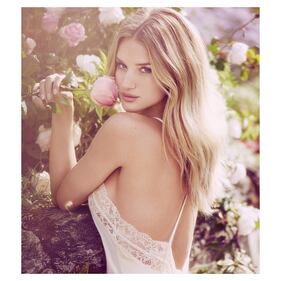 Rosie Huntington-Whiteley: nuda su Instagram per Violet Grey 13