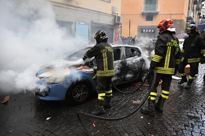 Scontri a Napoli tra tifosi: in centro è guerriglia  2