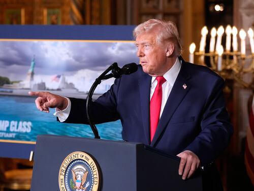 Il regalo di Natale di Trump ai migranti: “3mila dollari per chi si auto deporta”
