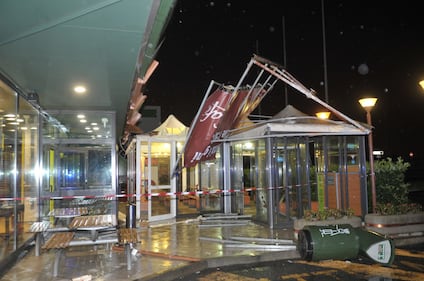 Crolla gazebo di McDonald's: un bimbo ferito 3
