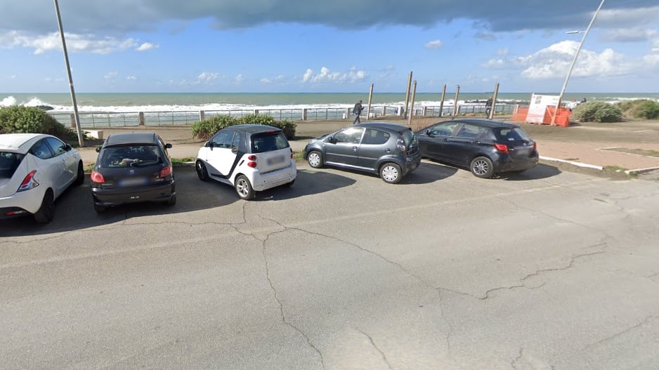 Arrestato dopo un folle inseguimento sul lungomare di Ostia