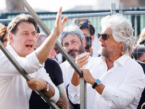 La scossa di Grillo: “Siete senza identità qualcuno risponda”. Imbarazzo di Conte