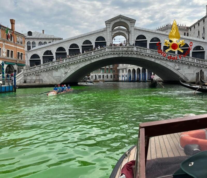 A Venezia l'acqua del Canal Grande diventa verde: le immagini 3