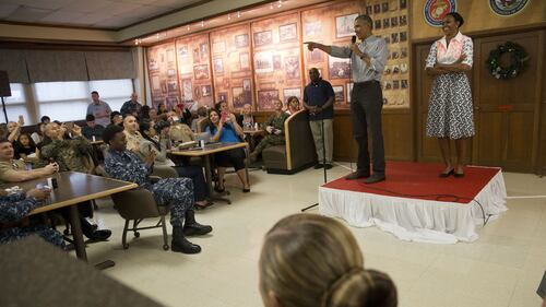 Golf e "mise" a fiori. Gli Obama alle Hawaii per Natale 1