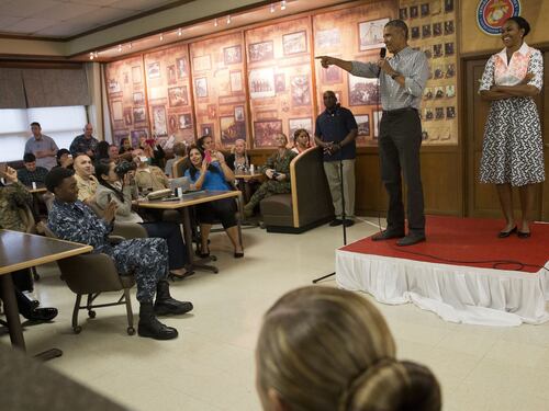 Golf e "mise" a fiori. Gli Obama alle Hawaii per Natale