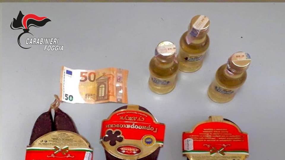 Offre salsiccia e liquore ai carabinieri per sottrarsi alla multa: bulgaro in arresto