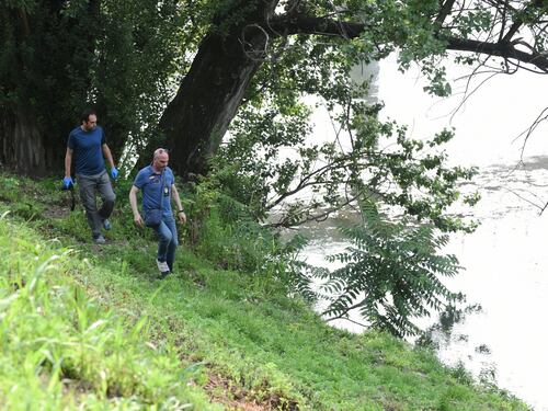 Clochard dorme sulla riva del fiume, cade e muore