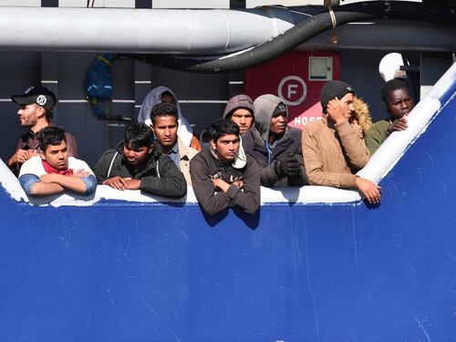 "Così gli scafisti lasciano profughi in acque libiche"