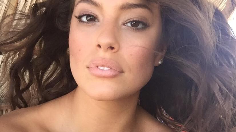 La prima modella curvy sullo speciale di Sports Illustrated